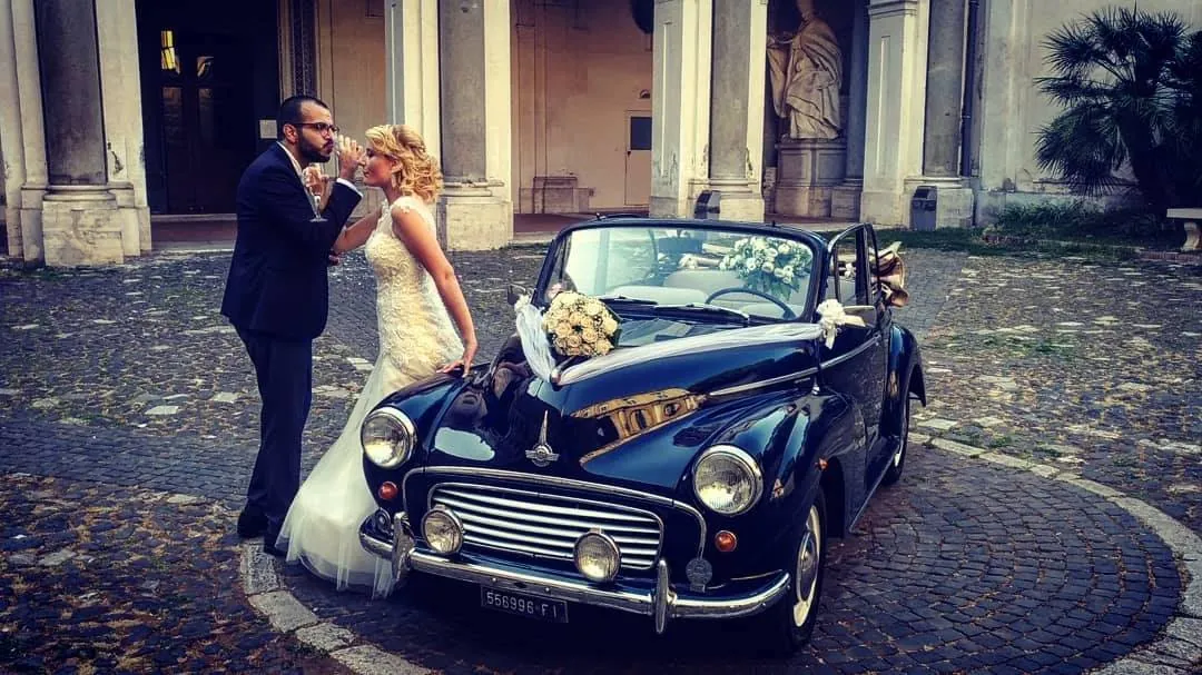 Noleggio Morris Minor blu reale d'epoca Roma cerimonia matrimonio coppia brindisi